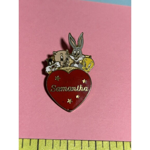 ‘Samantha’ Looney Toons 1987 Warner Brothers Enameled Brass Heart Pin BugsTweety - Picture 1 of 2